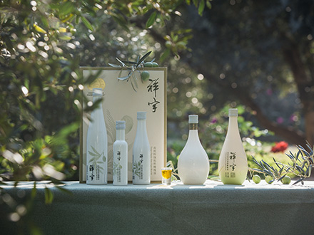 祥宇特級(jí)初榨橄欖油，純手工采摘、精選優(yōu)質(zhì)油橄欖鮮果，用意大利貝亞雷斯全自動(dòng)設(shè)備物理冷榨工藝，在鮮果采摘后8小時(shí)內(nèi)限時(shí)鮮榨而成。